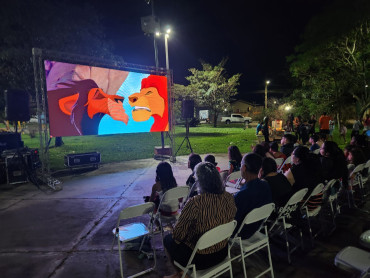 Foto 25: Projeto Cinema no Bairro reúne cerca de 200 pessoas no Jardim Primavera