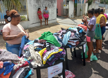 Foto 32:  Varal Solidário leva roupas à população de Quatá 