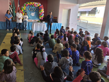 Foto 4: Entrega de Kits Odontológicos para os alunos
