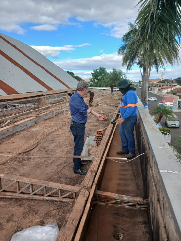 Foto 3: Prefeitura de Quatá realiza manutenção no telhado do Ginásio de Esportes