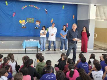 Foto 19: Entrega de Kits Odontológicos para os alunos