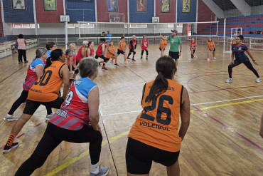 Foto 27: Quatá celebra o Dia do Idoso com partida de voleibol adaptado