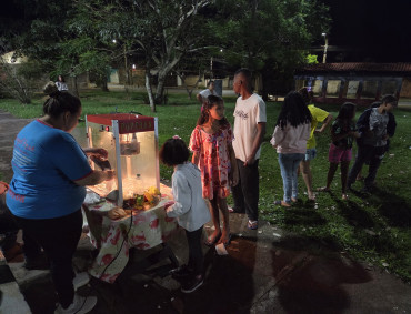 Foto 3: Projeto Cinema no Bairro reúne cerca de 200 pessoas no Jardim Primavera