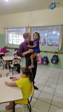 Foto 24: Alunos de Quatá recebem material escolar e são recepcionados com acolhimento e carinho no primeiro dia de aula