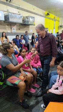 Foto 82: Alunos de Quatá recebem material escolar e são recepcionados com acolhimento e carinho no primeiro dia de aula