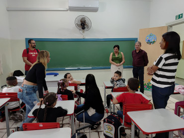 Foto 100: Alunos de Quatá recebem material escolar e são recepcionados com acolhimento e carinho no primeiro dia de aula