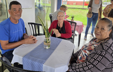 Foto 29: CRAS promove café da manhã especial em comemoração ao Dia do Idoso