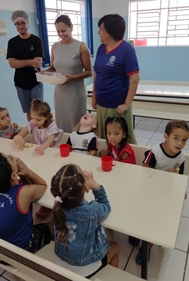 Foto 4: Novos uniformes são entregues para os alunos da Rede Municipal de Quatá