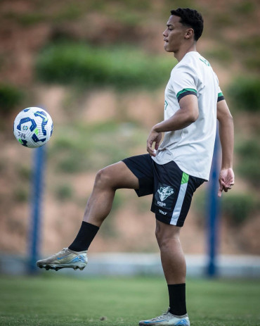 Foto 20: Ex-atleta quataense treina pelo sub-20 com elenco profissional