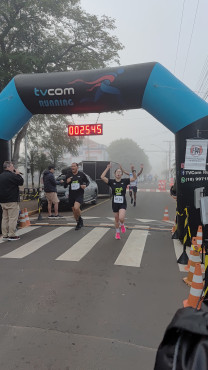 Foto 55: Mesmo com mal tempo, corrida de pedestre TVCOM RUNNING reúne mais de 300 participantes 