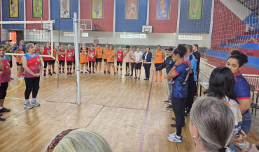Foto 4: Quatá celebra o Dia do Idoso com partida de voleibol adaptado