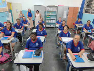 Foto 4: Alunos do EJA de Quatá recebem camisetas de uniforme
