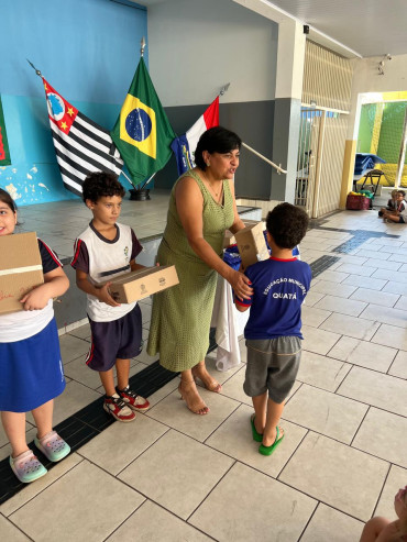 Foto 58: Novos uniformes são entregues para os alunos da Rede Municipal de Quatá