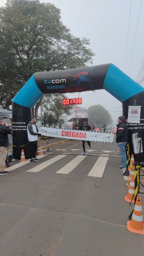 Foto 30: Mesmo com mal tempo, corrida de pedestre TVCOM RUNNING reúne mais de 300 participantes 