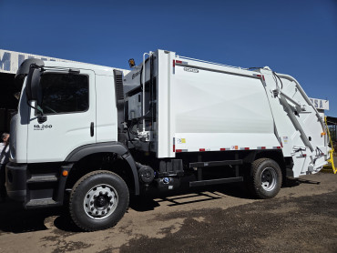 Foto 4: Quatá é Contemplada com Caminhão Compactador de 15 Toneladas