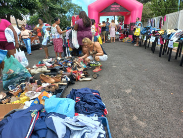 Foto 26:  Varal Solidário leva roupas à população de Quatá 