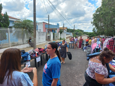 Foto 13:  Varal Solidário leva roupas à população de Quatá 