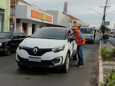 Foto 4: Motoristas recebem orientações durante blitz de campanha educativa