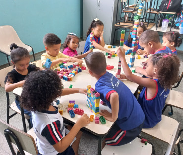 Foto 10: Alunos de Quatá recebem material escolar e são recepcionados com acolhimento e carinho no primeiro dia de aula