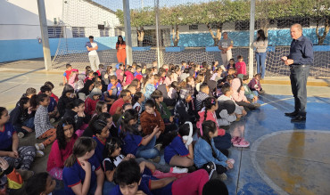 Foto 7: Entrega de Kits Odontológicos para os alunos