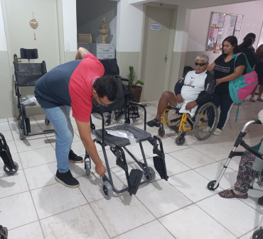 Foto 24: Quatá recebe novas cadeiras de rodas e banho