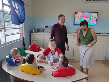 Foto 1: Alunos de Quatá recebem material escolar e são recepcionados com acolhimento e carinho no primeiro dia de aula