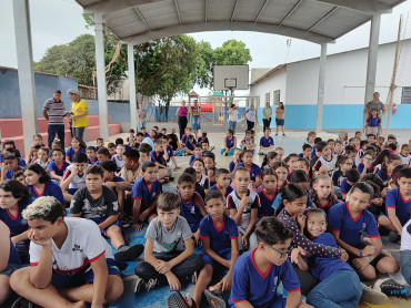 Foto 9: Alunos da Escola Osira de Quatá recebem Kit de Higiene Bucal oferecidos pelo LIONS CLUBE de Presidente Prudente