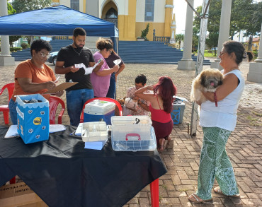 Foto 6: Vacinação antirrábica, testes de leishmaniose e adoção de animais são realizados em Quatá