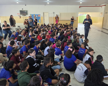 Foto 16: Entrega de Kits Odontológicos para os alunos