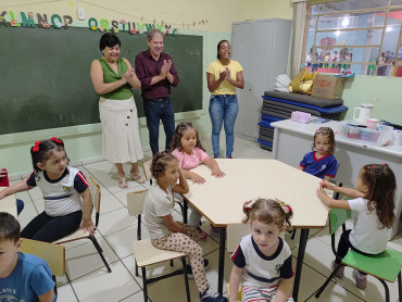 Foto 27: Alunos de Quatá recebem material escolar e são recepcionados com acolhimento e carinho no primeiro dia de aula