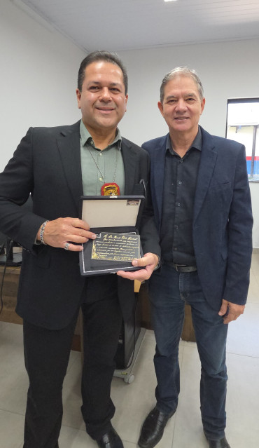 Foto 1: Homenagem reconhece 28 anos de serviços prestados pelo delegado Marcelo Petuba Llombert a Quatá