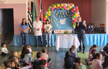 Foto 14: Entrega de Kits Odontológicos para os alunos