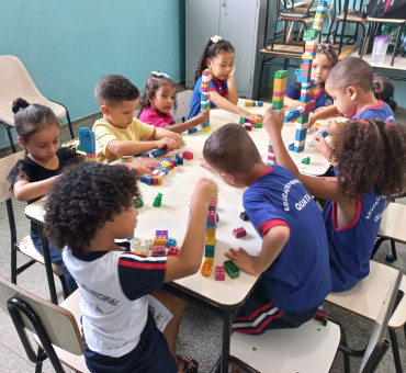 Foto 12: Alunos de Quatá recebem material escolar e são recepcionados com acolhimento e carinho no primeiro dia de aula