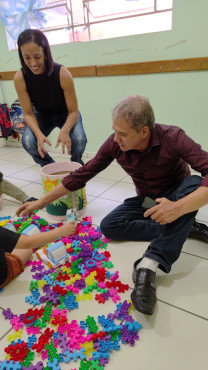 Foto 5: Alunos de Quatá recebem material escolar e são recepcionados com acolhimento e carinho no primeiro dia de aula