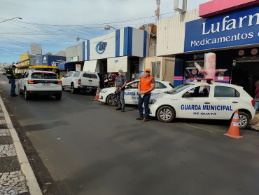 Foto 2: Motoristas recebem orientações durante blitz de campanha educativa