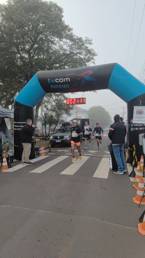 Foto 35: Mesmo com mal tempo, corrida de pedestre TVCOM RUNNING reúne mais de 300 participantes 