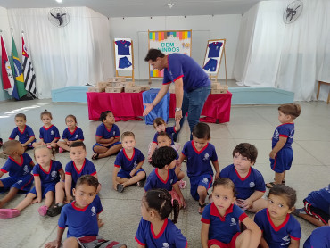 Foto 37: Novos uniformes são entregues para os alunos da Rede Municipal de Quatá