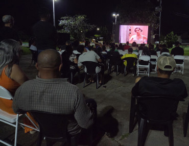Foto 20: Projeto Cinema no Bairro reúne cerca de 200 pessoas no Jardim Primavera