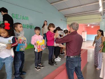 Foto 31: Alunos de Quatá recebem material escolar e são recepcionados com acolhimento e carinho no primeiro dia de aula