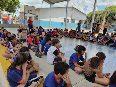 Foto 20: Alunos da Escola Osira de Quatá recebem Kit de Higiene Bucal oferecidos pelo LIONS CLUBE de Presidente Prudente