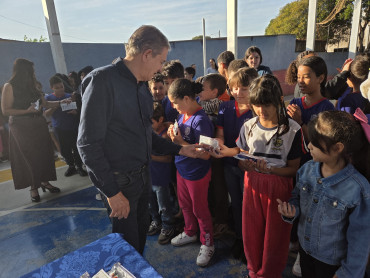 Foto 20: Entrega de Kits Odontológicos para os alunos