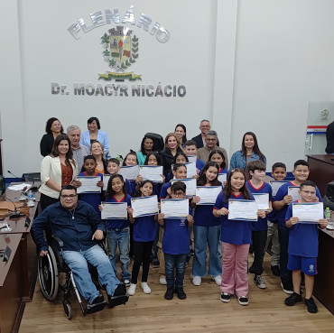 Foto 26: Alunos de Quatá recebem Moção de Aplausos na Câmara Municipal