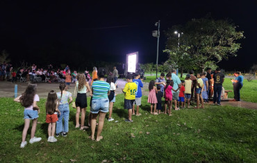 Foto 21: Projeto Cinema no Bairro reúne cerca de 200 pessoas no Jardim Primavera