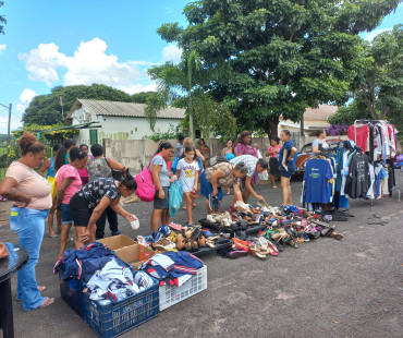 Foto 33:  Varal Solidário leva roupas à população de Quatá 