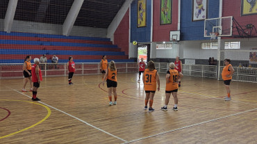Foto 42: Quatá celebra o Dia do Idoso com partida de voleibol adaptado