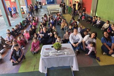 Foto 11: Entrega de Kits Odontológicos para os alunos