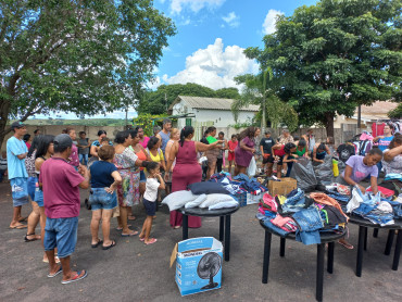 Foto 28:  Varal Solidário leva roupas à população de Quatá 