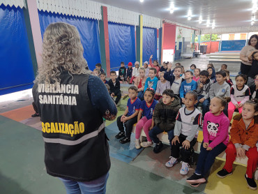 Foto 15: Ação educativa em combate e Dengue e o Escorpião