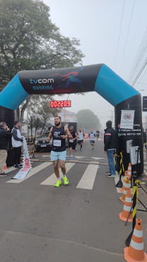Foto 42: Mesmo com mal tempo, corrida de pedestre TVCOM RUNNING reúne mais de 300 participantes 