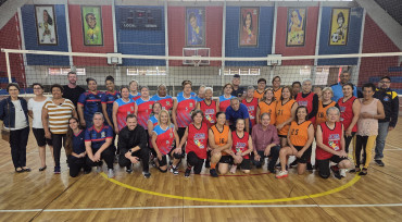 Quatá celebra o Dia do Idoso com partida de voleibol adaptado
